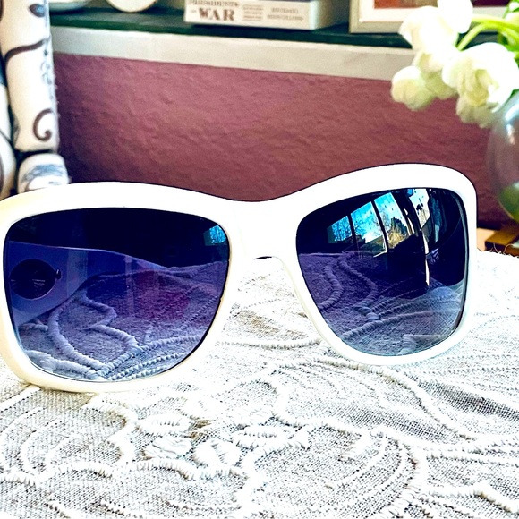 DOLCE & GABANNA WITH DARK LENSES
DG20 - Picture 2 of 7